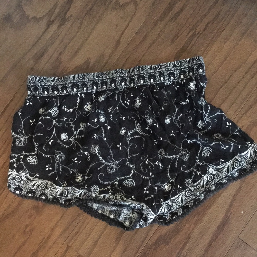 UO Floral Black & White Printed Dolphin Shorts - Picture 4 of 4